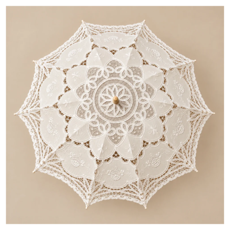Ombrelle blanche, bordée à la main, mât en bois.
